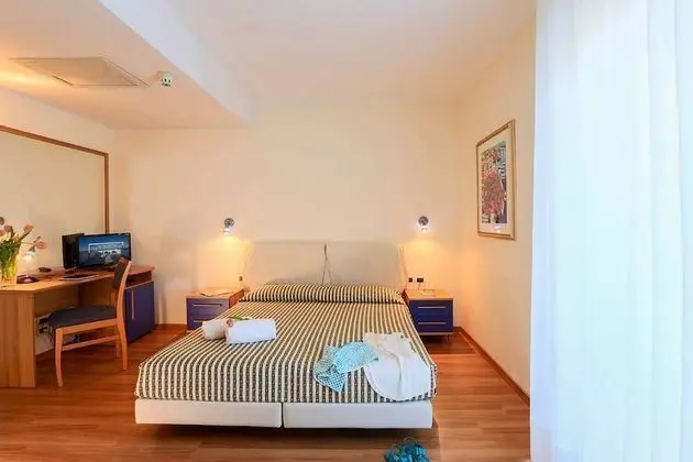 Classic Tek Büyük Yataklı Oda, Balkon, Kısmi Deniz Manzaralı