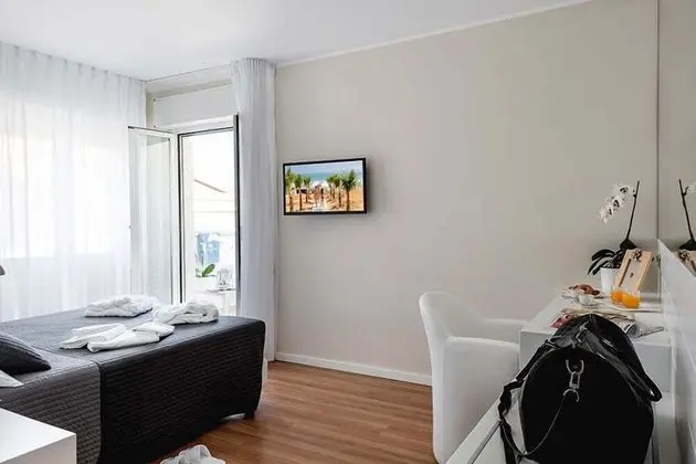 Classic Tek Büyük Yataklı Oda, Balkon, Kısmi Deniz Manzaralı