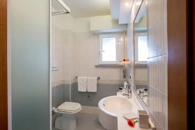 Classic Tek Büyük Yataklı Oda, Balkon, Kısmi Deniz Manzaralı