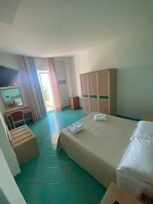 Tek Büyük veya İki Ayrı Yataklı Oda, Deniz Manzaralı