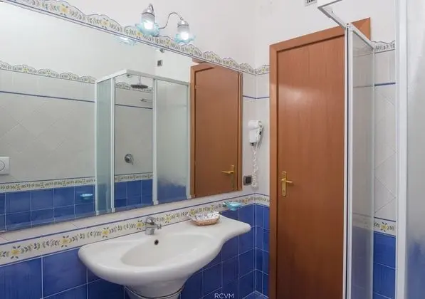 Üç Kişilik Oda, Deniz Manzaralı