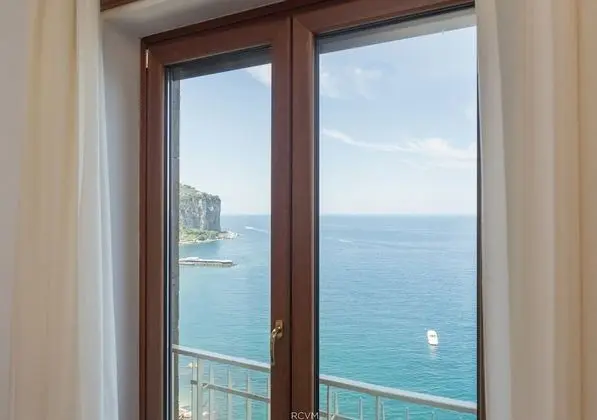 Üç Kişilik Oda, Deniz Manzaralı