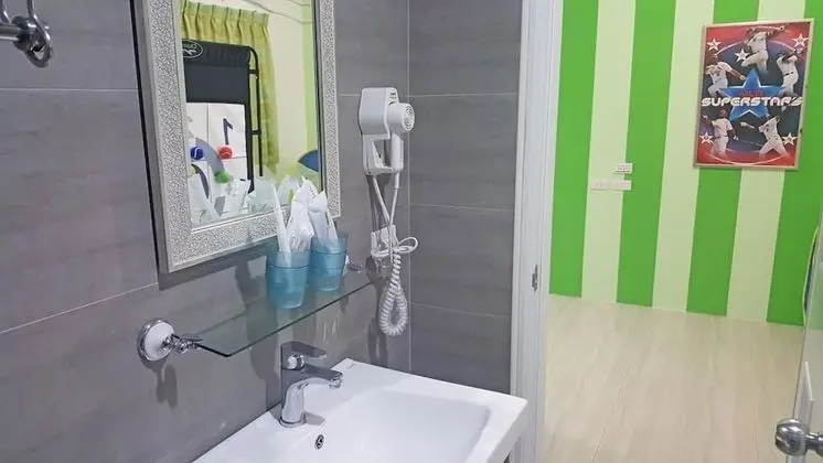Dört Kişilik Oda, Küvet (With Bathtub)