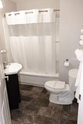 Standard Tek Büyük Yataklı Oda, 2 Büyük (Queen) Boy Yatak, Buzdolabı ve Mikrodalga, Marina Manzaralı