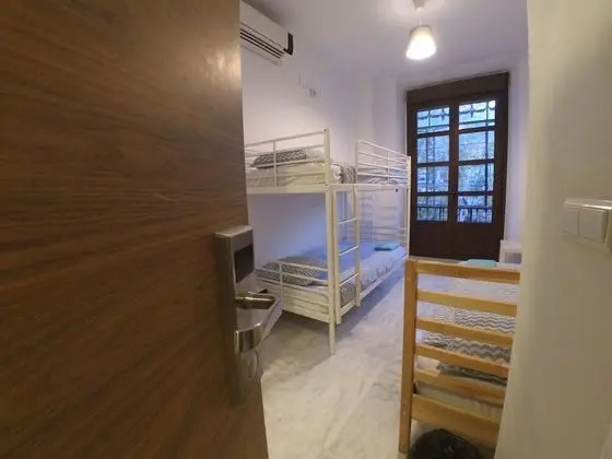 Economy Üç Kişilik Oda, Ortak Banyo