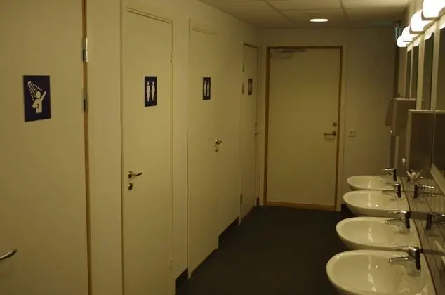 İki Ayrı Yataklı Oda, Ortak Banyo