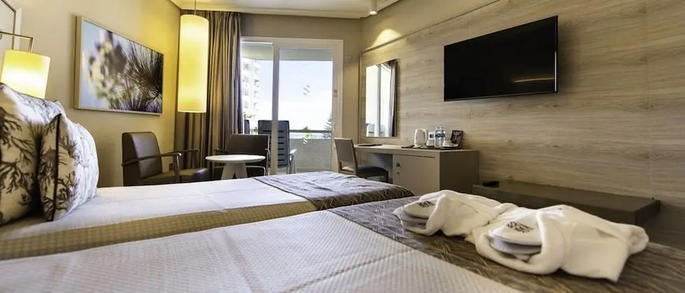Tek Büyük Yataklı Oda, Kısmi Deniz Manzaralı (3 adults)