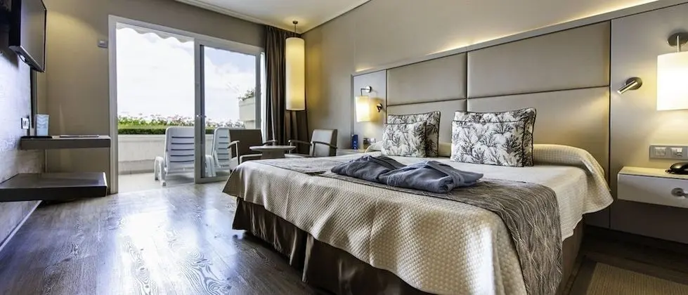 Tek Büyük Yataklı Oda, Kısmi Deniz Manzaralı (3 adults)