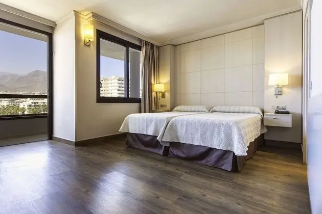 Tek Büyük Yataklı Oda, Havuz Manzaralı