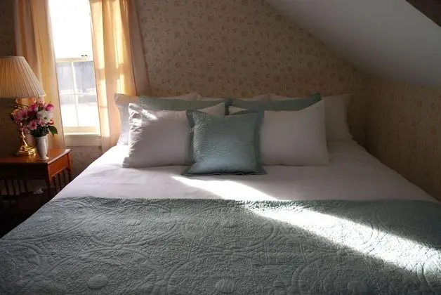 Room 5-ONE Queen Bed with Private Bath