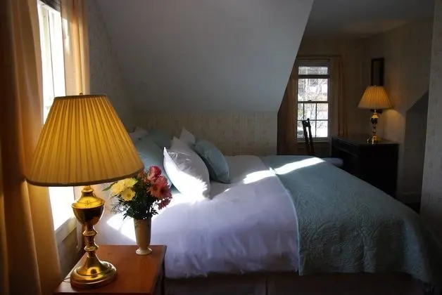 Room 5-ONE Queen Bed with Private Bath