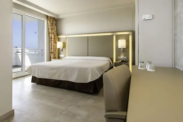 Standard Tek Büyük Yataklı Oda, Havuz Manzaralı (3 adults)