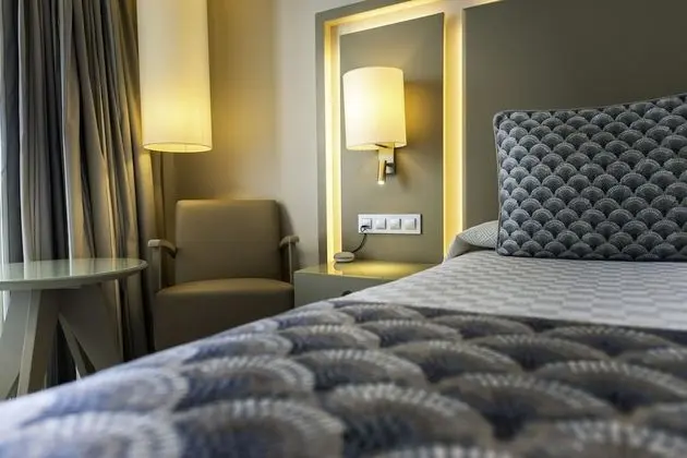 Standard Tek Büyük Yataklı Oda, Havuz Manzaralı (3 adults)