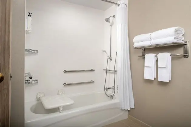 Süit, 1 En Büyük (King) Boy Yatak ve Çekyat (Mobility/Hearing Accessible, Tub)