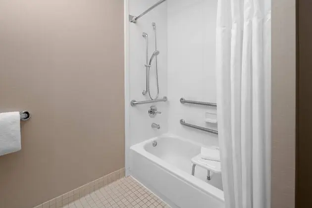 Süit, 1 En Büyük (King) Boy Yatak ve Çekyat (Mobility/Hearing Accessible, Tub)