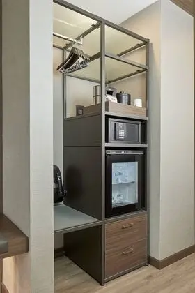 Oda, 2 Büyük (Queen) Boy Yatak (Mobility Accessible, Roll-In Shower)