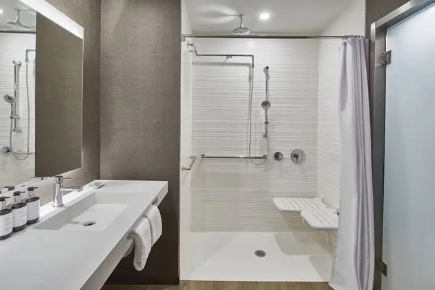 Oda, 2 Büyük (Queen) Boy Yatak (Mobility Accessible, Roll-In Shower)