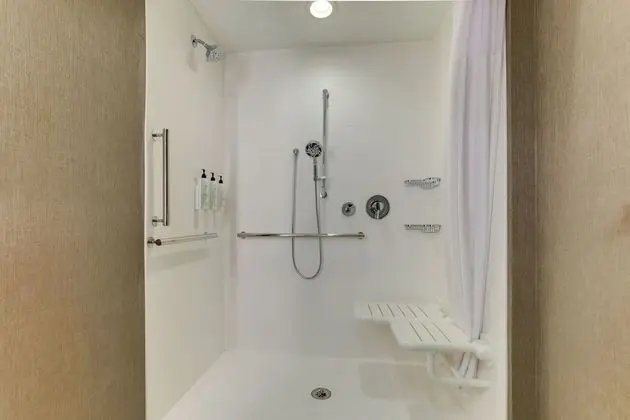 Oda, 2 Büyük (Queen) Boy Yatak