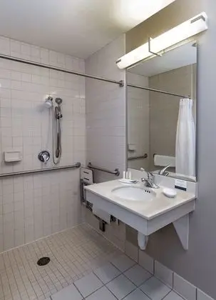 Süit, 2 Çift Kişilik Yatak, Sigara İçilebilir (Mobility Accessible, Tub)