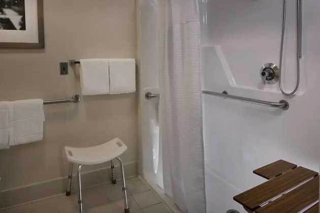 Stüdyo, Birden Çok Yatak (Mobility/Hearing Access, Roll-In Shwr)