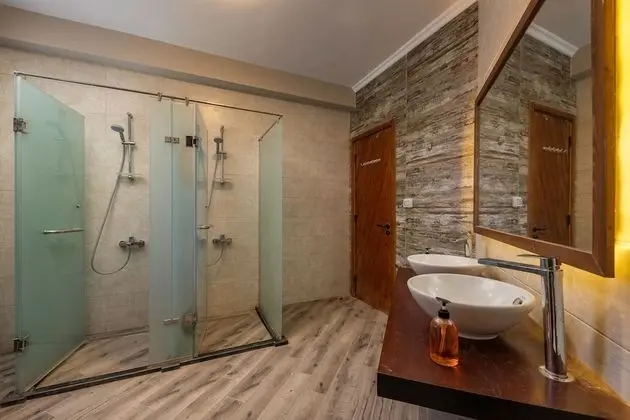 Standard Dört Kişilik Oda, Özel Banyo, Havuz Manzaralı