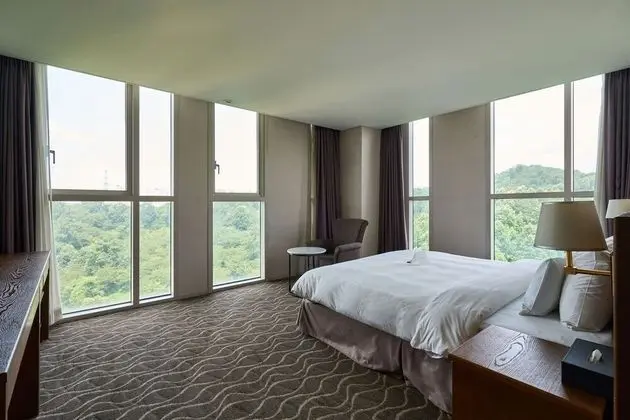 Deluxe Double-Random view,to assure mountain view,call hotel in advance.Surcharge 16,500 KRW