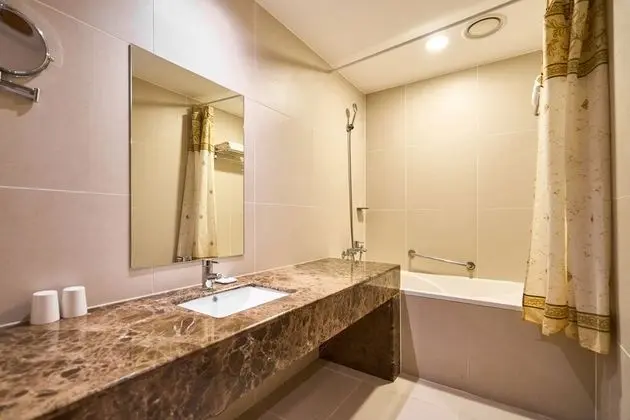 Deluxe Double-Random view,to assure mountain view,call hotel in advance.Surcharge 16,500 KRW