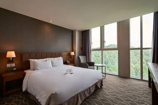 Standard Double-Random view,to assure mountain view,call hotel in advance.Surcharge 16,500 KRW