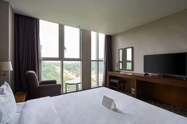 Standard Double-Random view,to assure mountain view,call hotel in advance.Surcharge 16,500 KRW