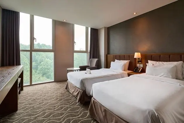 Standard Twin-Random view,to assure mountain view,call hotel in advance.Surcharge 16,500 KRW