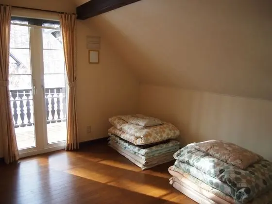 Üç Kişilik Oda, Sigara İçilmez (Female Dormitory)