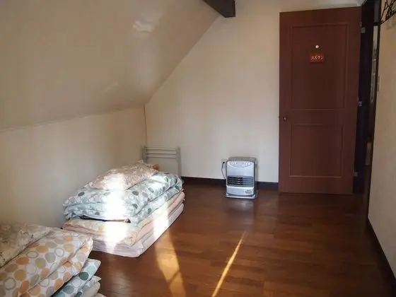 Üç Kişilik Oda, Sigara İçilmez (Female Dormitory)