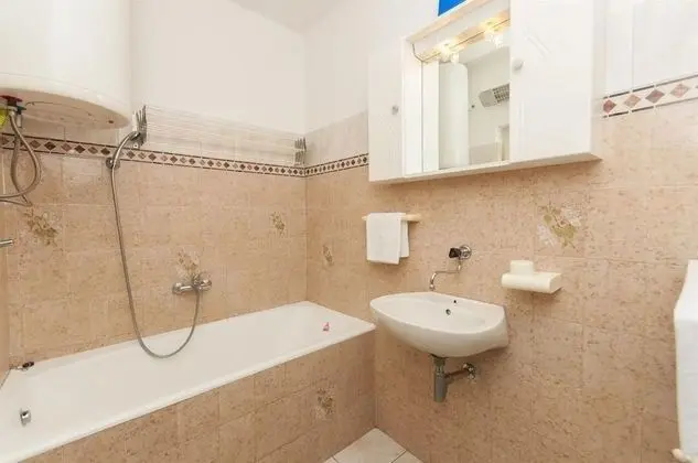 Apart Daire (Srki - 50m from the sea - A1 prizemlj)