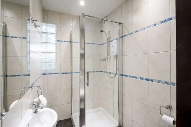 Tek Büyük Yataklı Oda, Ortak Banyo