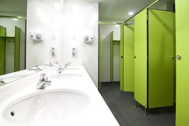 Bed in 8 Bed Dorm, shared bathroom