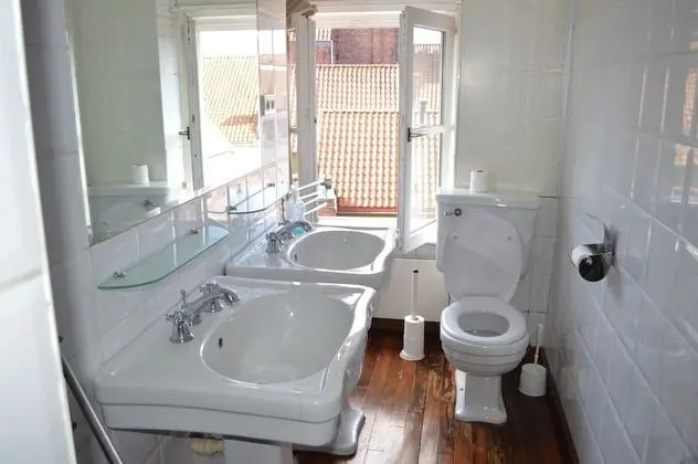 Tek Büyük Yataklı Oda, Ortak Banyo