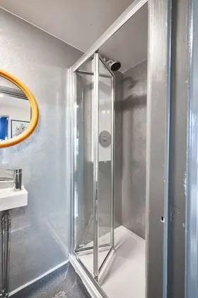 Tek Büyük Yataklı Oda, Banyolu/Duşlu