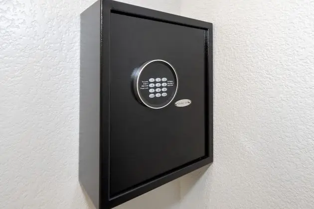 Standard Oda, 1 En Büyük (King) Boy Yatak, Engellilere Uygun (Roll-In Shower, Smoke Free)