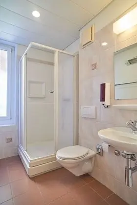 Üç Kişilik Oda, Ortak Banyo