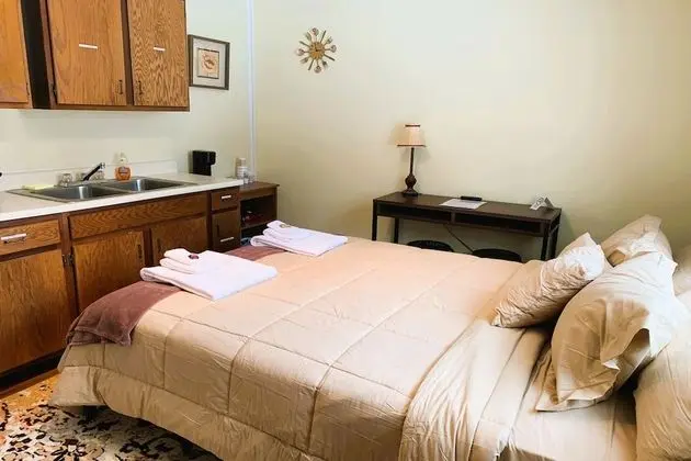 Queen Bed Riverfront with Kitchenette