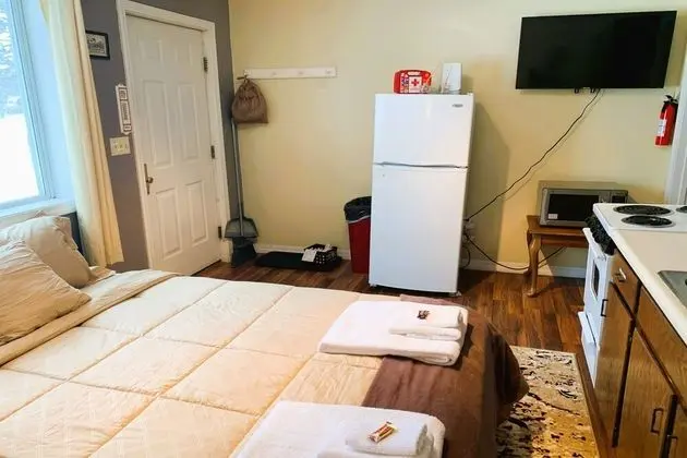 Queen Bed Riverfront with Kitchenette