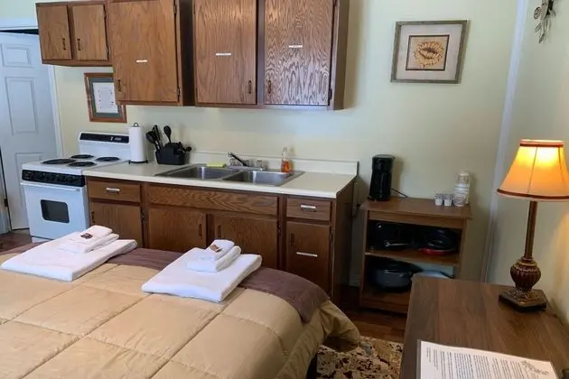 Queen Bed Riverfront with Kitchenette