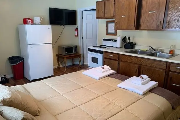 Queen Bed Riverfront with Kitchenette