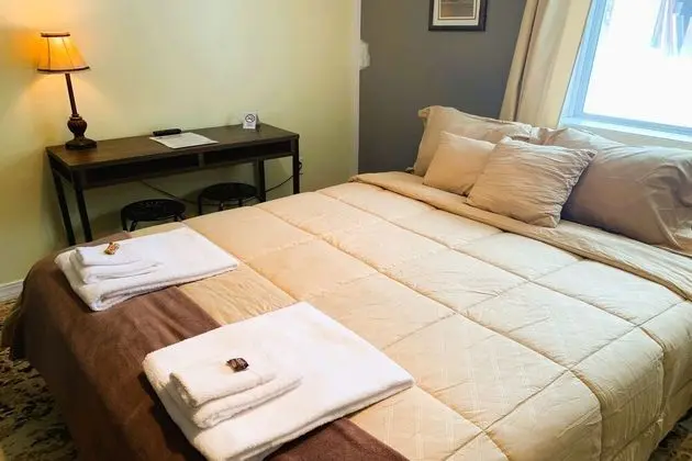 Queen Bed Riverfront with Kitchenette