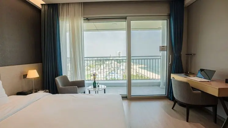 Gorgeous Partial Ocean Twin