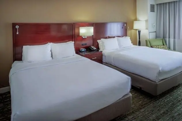 Oda, 2 Büyük (Queen) Boy Yatak