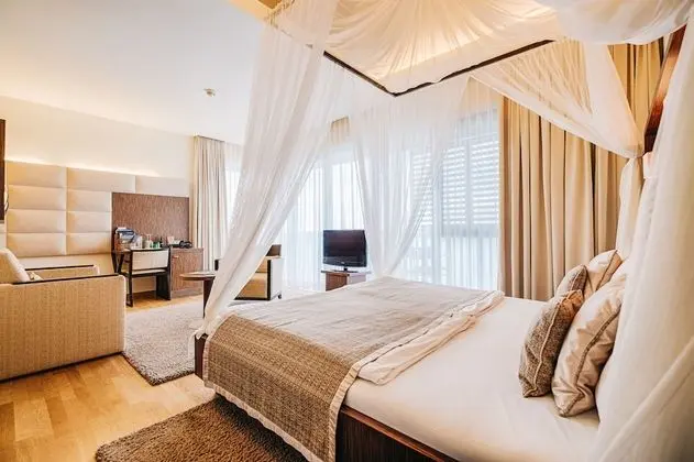 Junior Süit, Göl Manzaralı