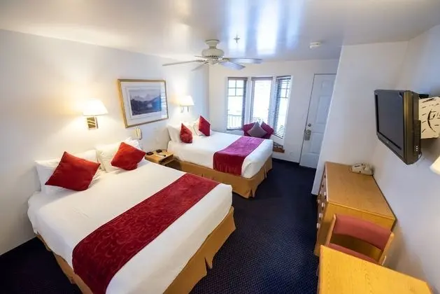 Standard Oda, 2 Büyük (Queen) Boy Yatak, Küçük Mutfak, Havuz Manzaralı