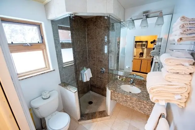 Standard Oda, 2 Büyük (Queen) Boy Yatak, Küçük Mutfak, Havuz Manzaralı