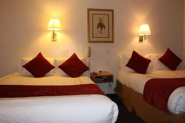 Standard Oda, 2 Büyük (Queen) Boy Yatak, Küçük Mutfak, Havuz Manzaralı